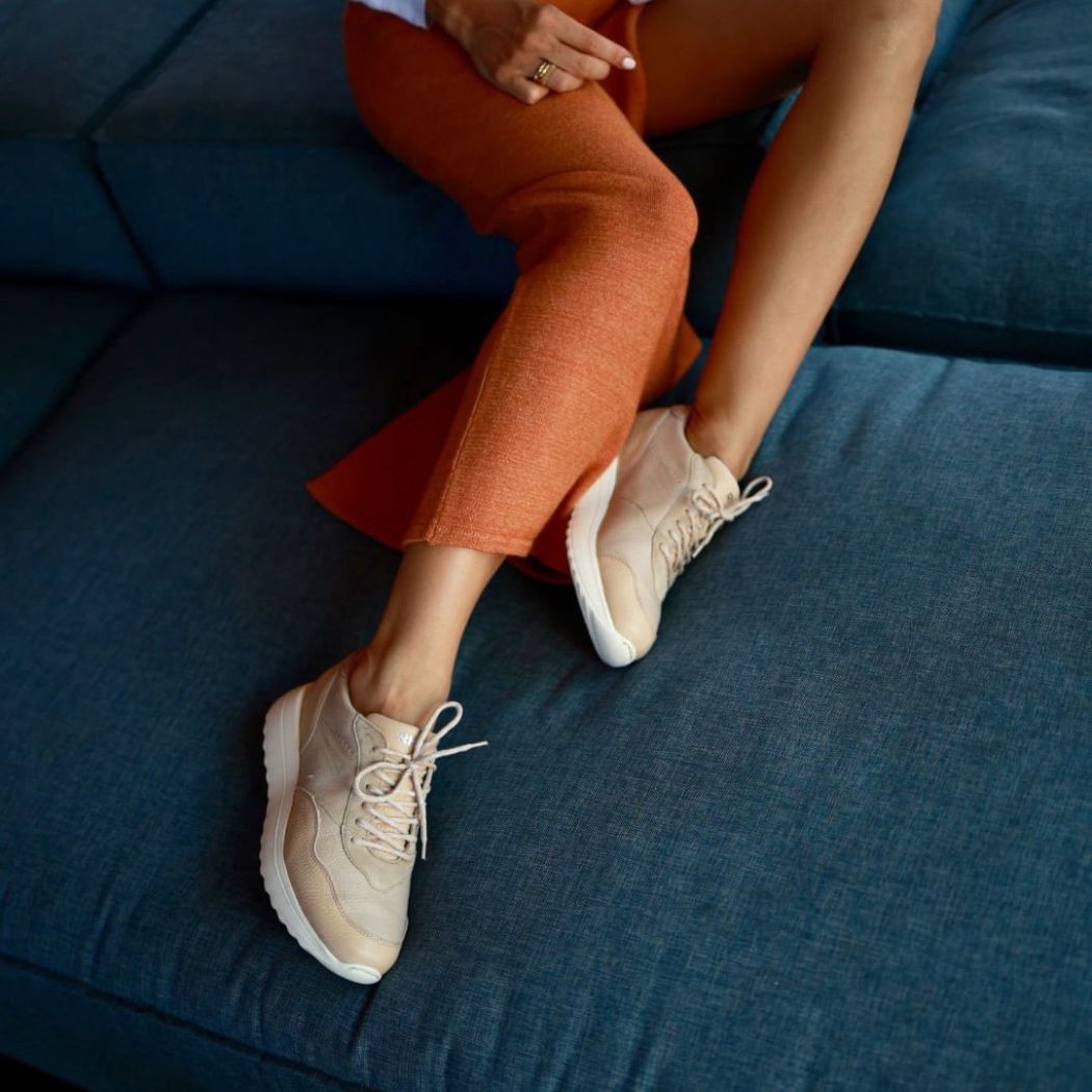 Buty sportowe z wyprzedaży Mid Season Sale 2023. Te modele kupisz teraz tanio, a będziesz je nosić nie tylko w tym sezonie